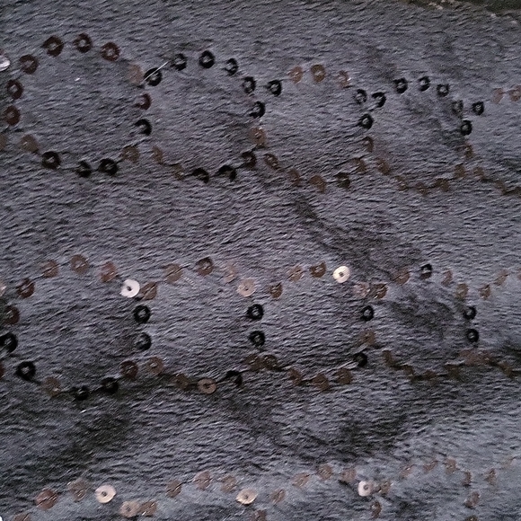 Throw - Picture 3 of 3